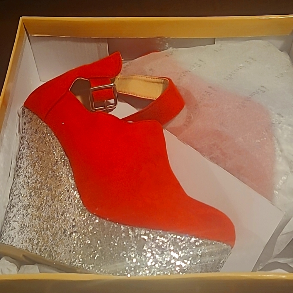 Red wedges size 8